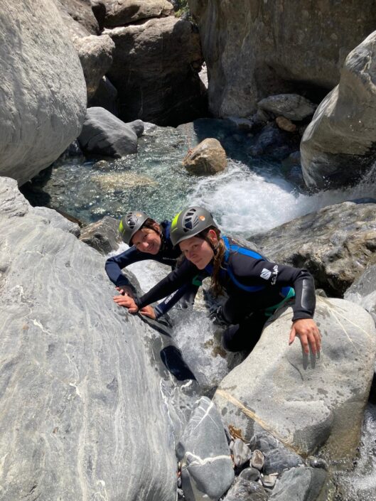 Entre Le Couleau entre copines