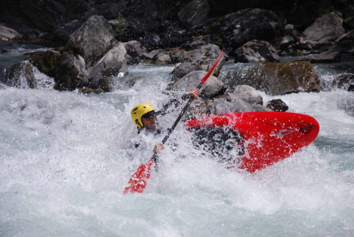 Le kayak sort de la vague du Rabioux