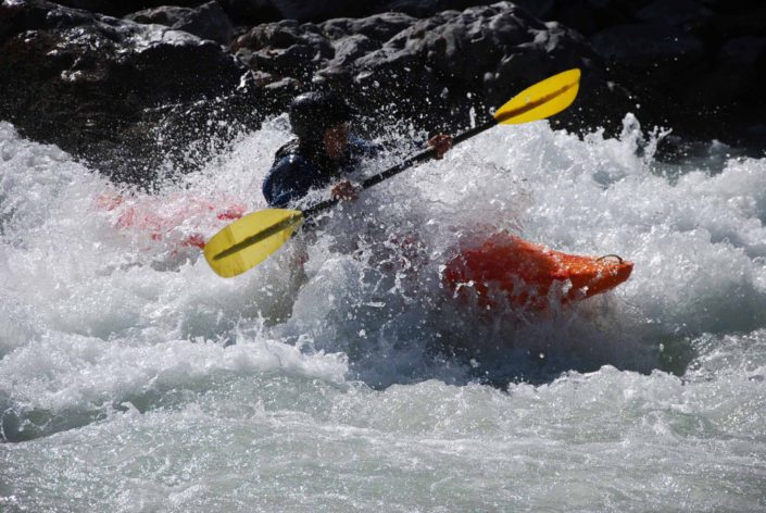 Le kayak sort juste de la vague du Rabioux