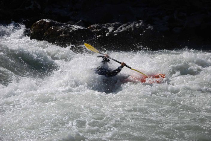 Le kayak traverse la vague du Rabioux