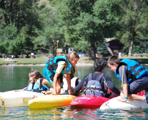 Jeux en kayak à la base de loisirs d'Eygliers