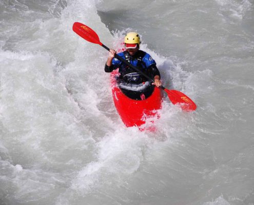 Le kayak traverse la rapide du pont de fer