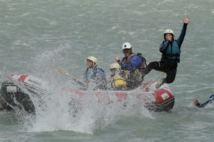 Lors d'une descente en rafting, une participante saute dans la rivière Durance